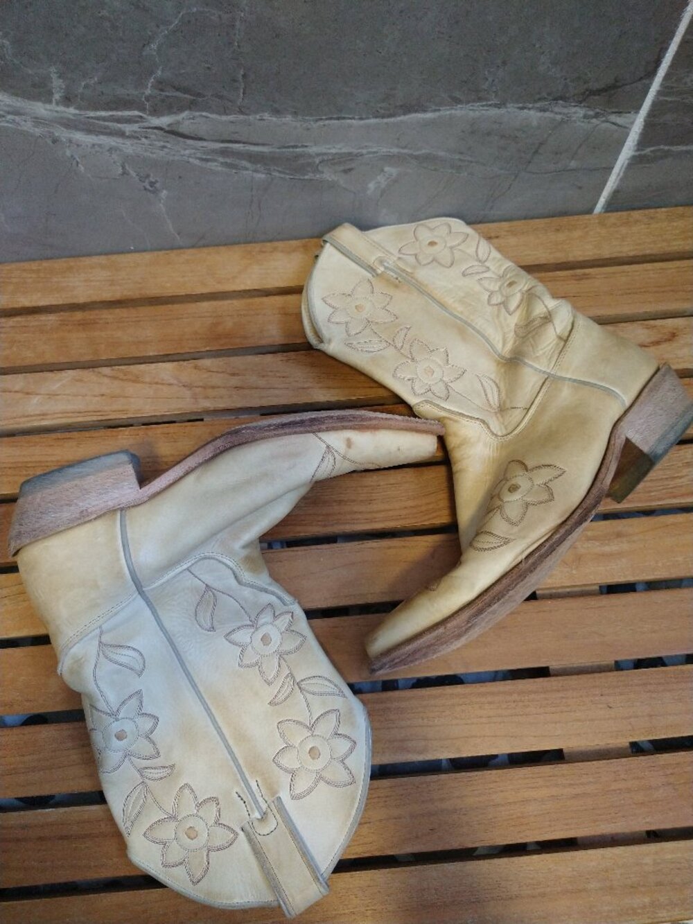 Justin Off-White / Cream Floral Stitched Leather Cowboy Boots Size 9½ B